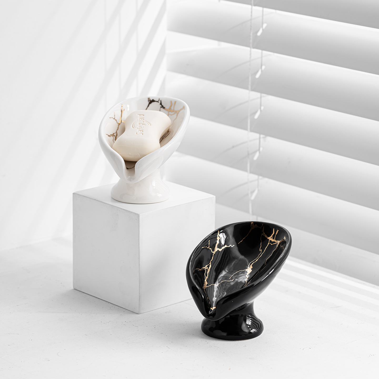 Moderno minimalista estante de jabón de banano creativo estante de jabón de cerámica decoraciones para el hogar de la vida decoraciones de alta calidad al por mayor