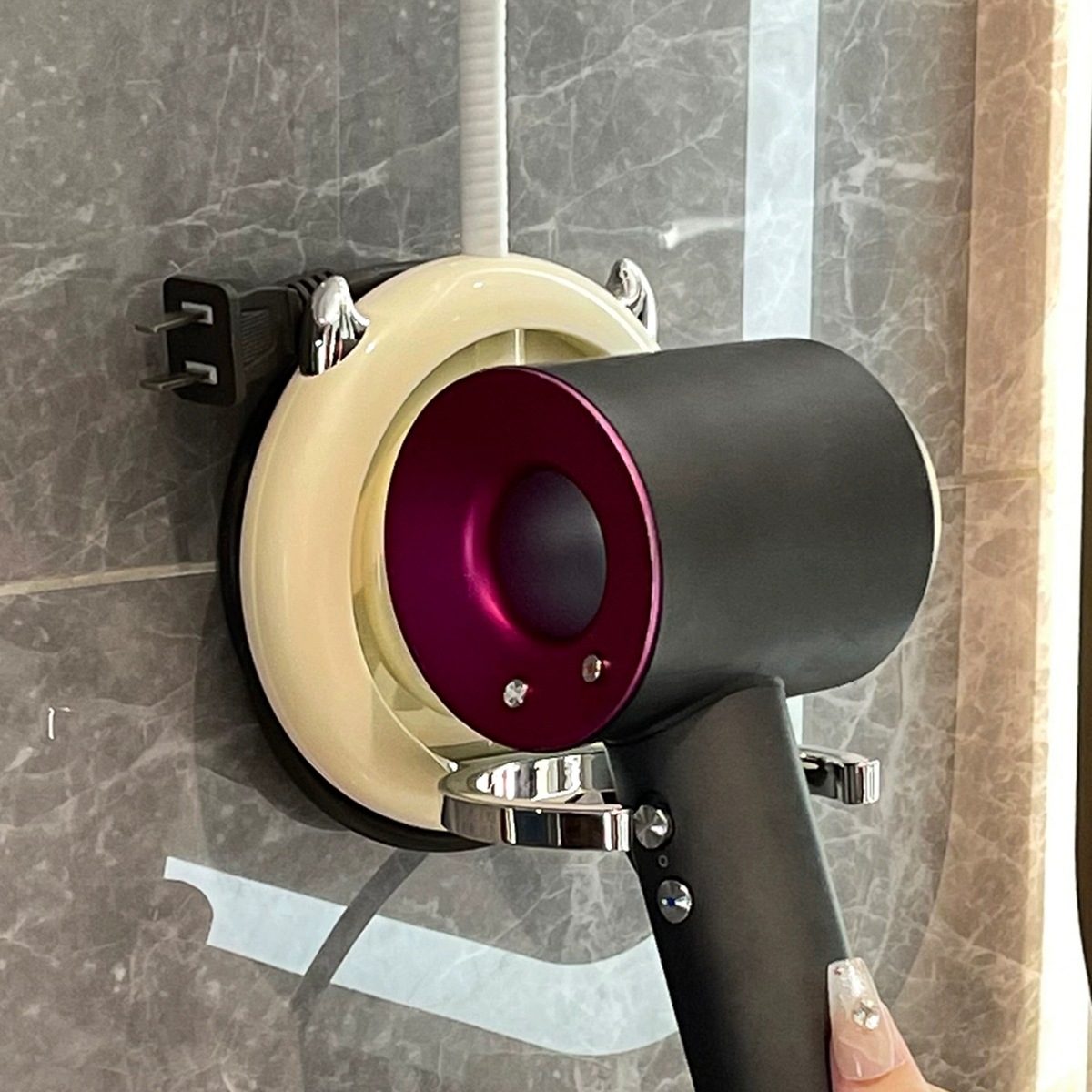 Secador de pelo perezoso soporte montado en la pared Punch-free mano-libre de mano libre secador de pelo rack de almacenamiento