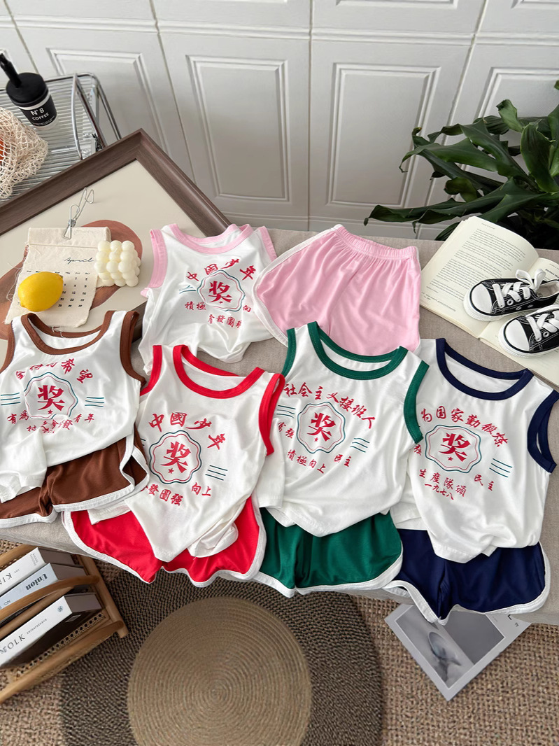 Boys and Girls Eating Activist Fun Modal Vest Suit 80S Retro Hong Kong Style Chinese Teenager