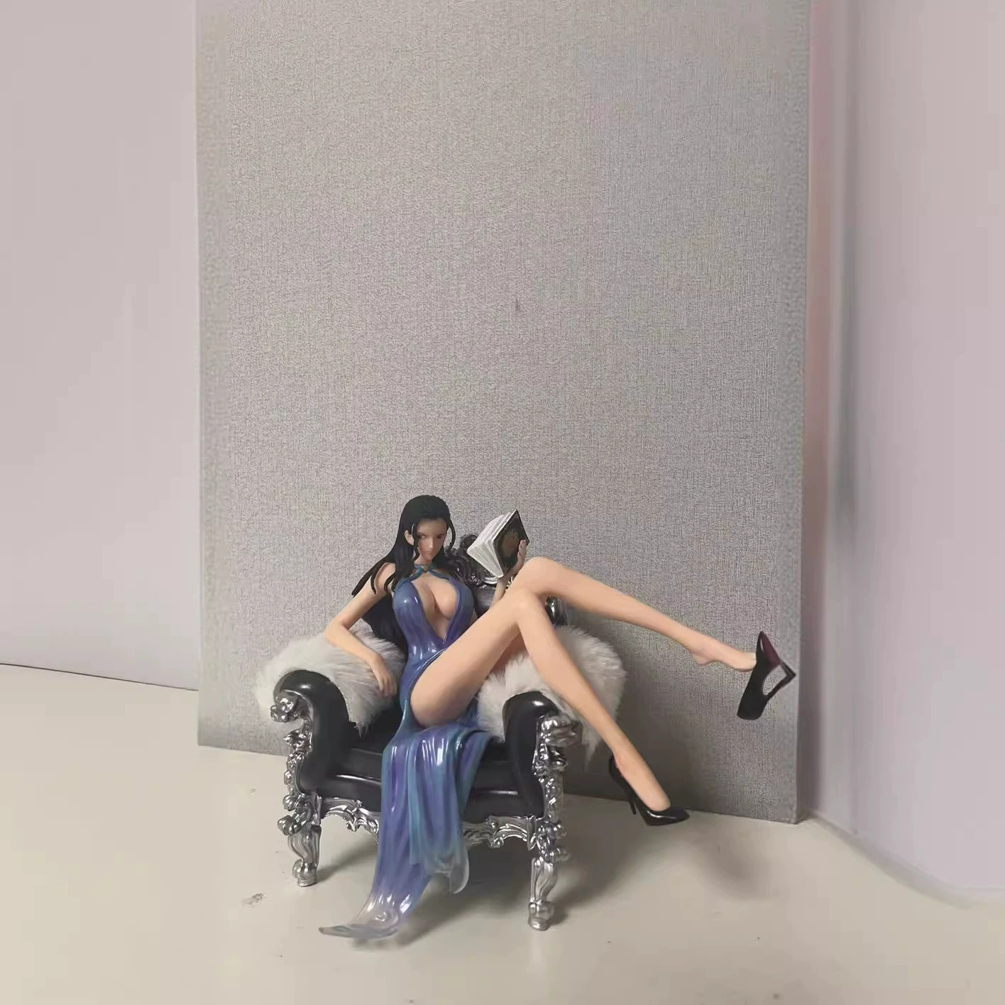Figure (One Piece) Nico Robin suit thug series 4, resin statue on sofa, 13×11×14.125 cm