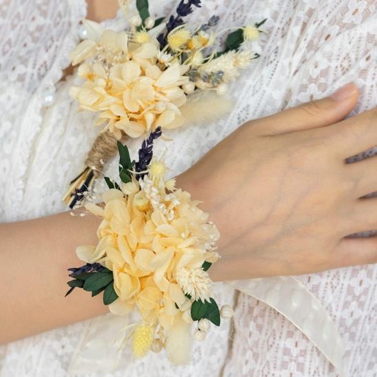 雲南産のプリザーブドローズ、ウェディングブーケ、腕輪ブーケ、結婚式、プロポーズ、ブライズメイド、友人への贈り物、高級感のあるギフト|undefined