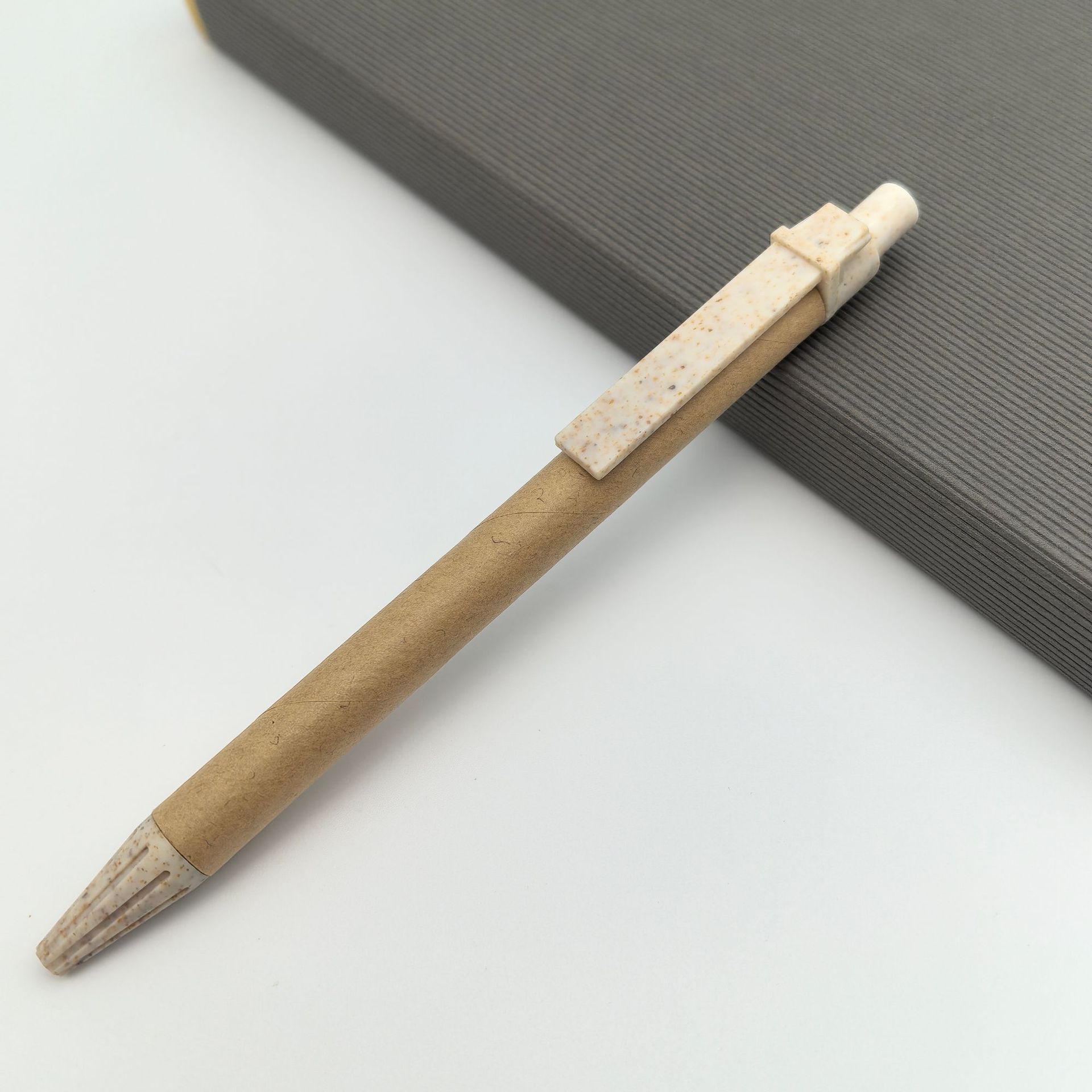 Nuevo material de paja de trigo lápiz de tubo de papel kraft ecológico bolígrafo de tubo de papel personalizado bolígrafo publicitario bolígrafo al por mayor