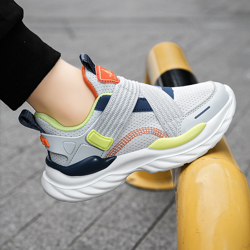 Zapatos para niños, verano 2025, nuevos zapatos deportivos transpirables de malla para niños, zapatos de papá de suela blanda para niños de mediana edad