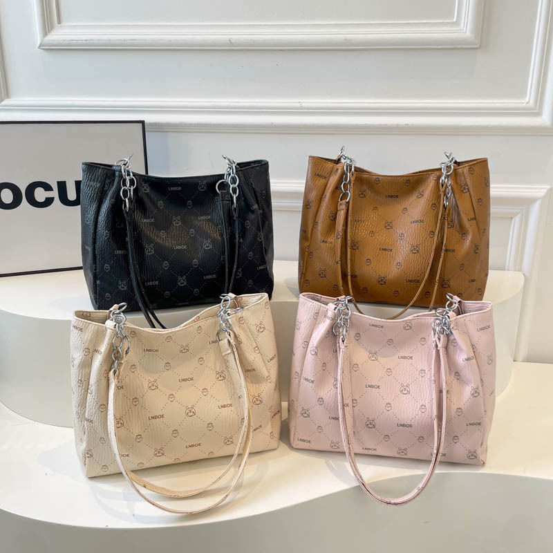 classic fashionable retro capacious one-shoulder bag for leisure