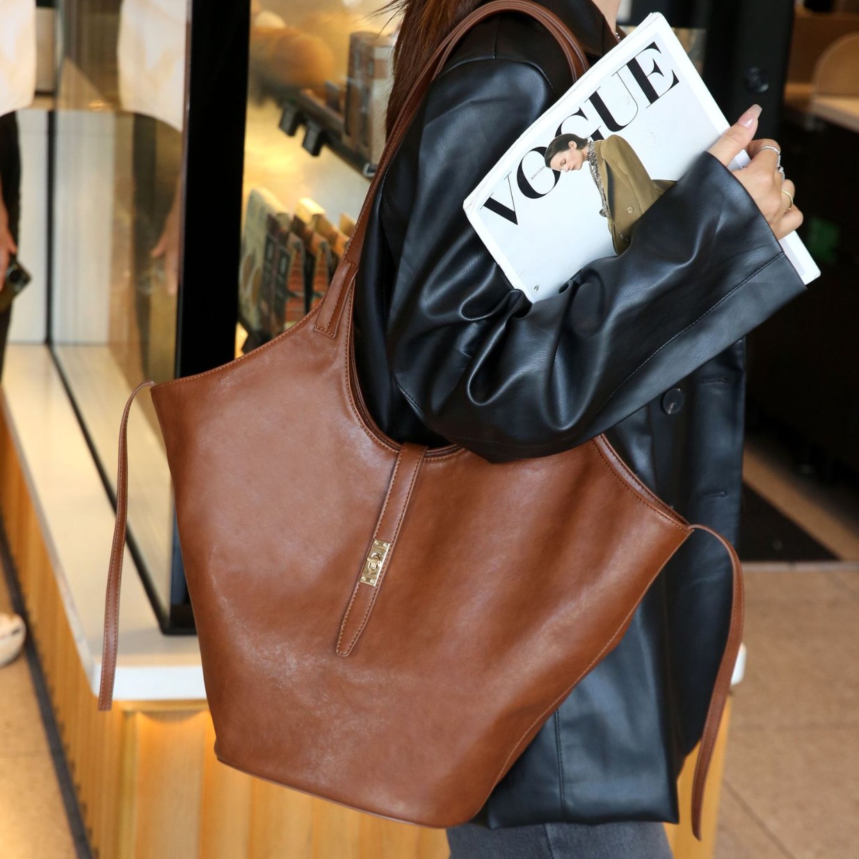 Retro brown one-shoulder bag