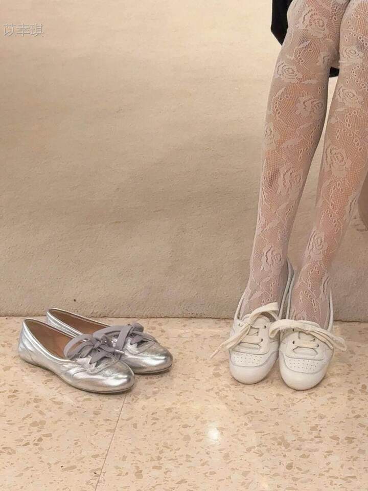 Giày búp bê nữ da cừu cổ thấp đế bằng buộc dây phong cách retro — Bạc, hàng có sẵn, Màu nude, hàng có sẵn, Màu trắng kem, hàng có sẵn chi tiết 24