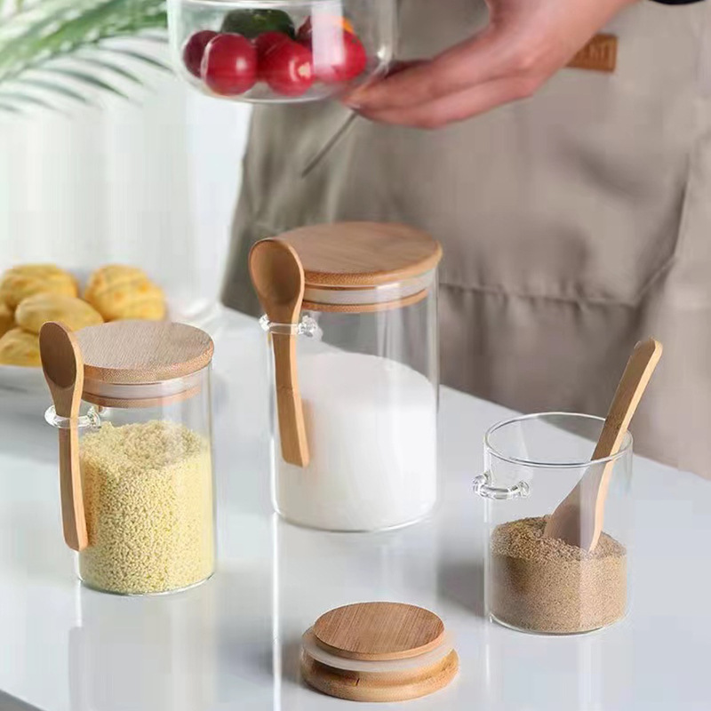 Hogar tapa de bambú con cuchara de vidrio condimento tarro cocina condimento vidrio sellado frasco de almacenamiento transparente al por mayor