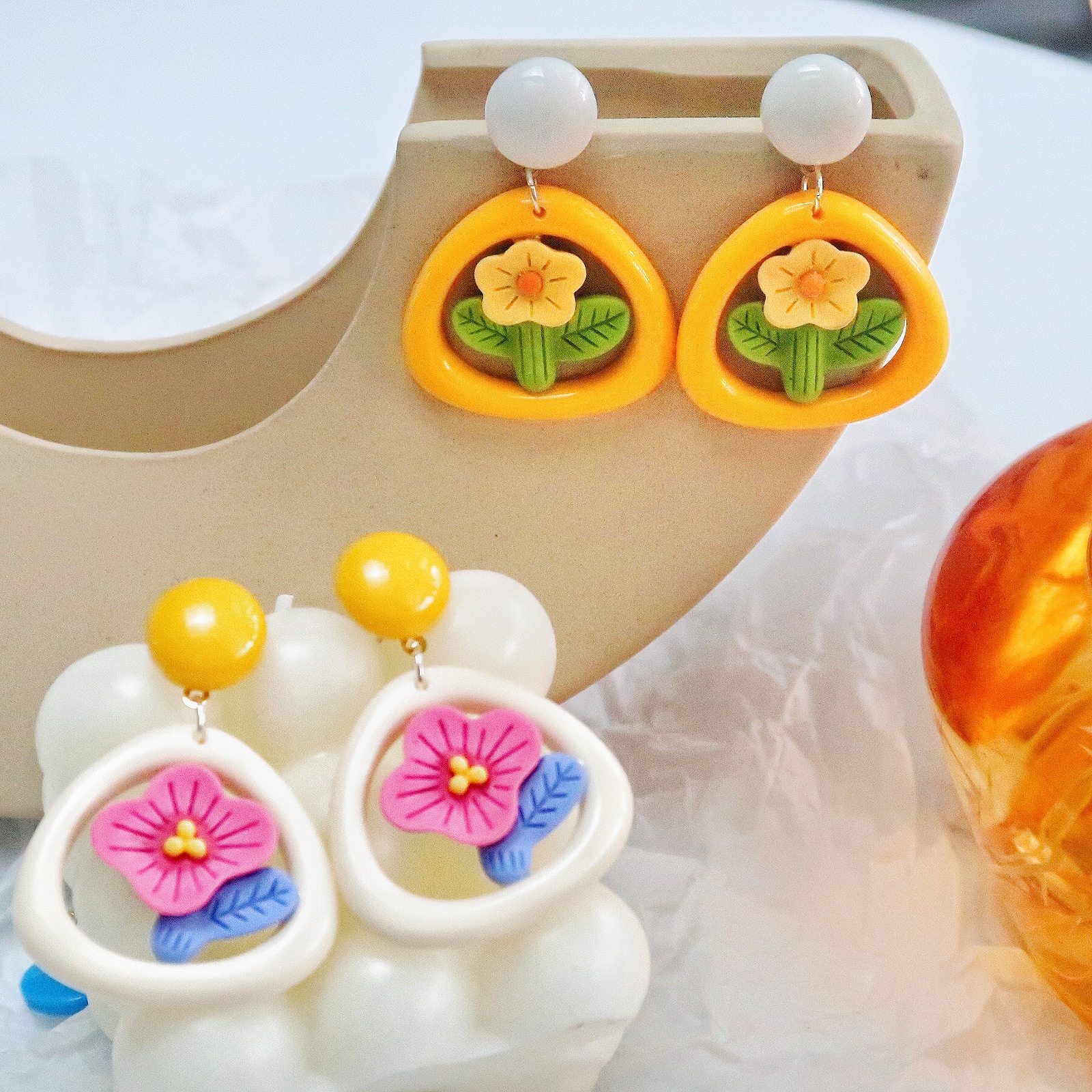 1 Pair Simple Style Flower Plastic Resin Drop Earrings display picture 8