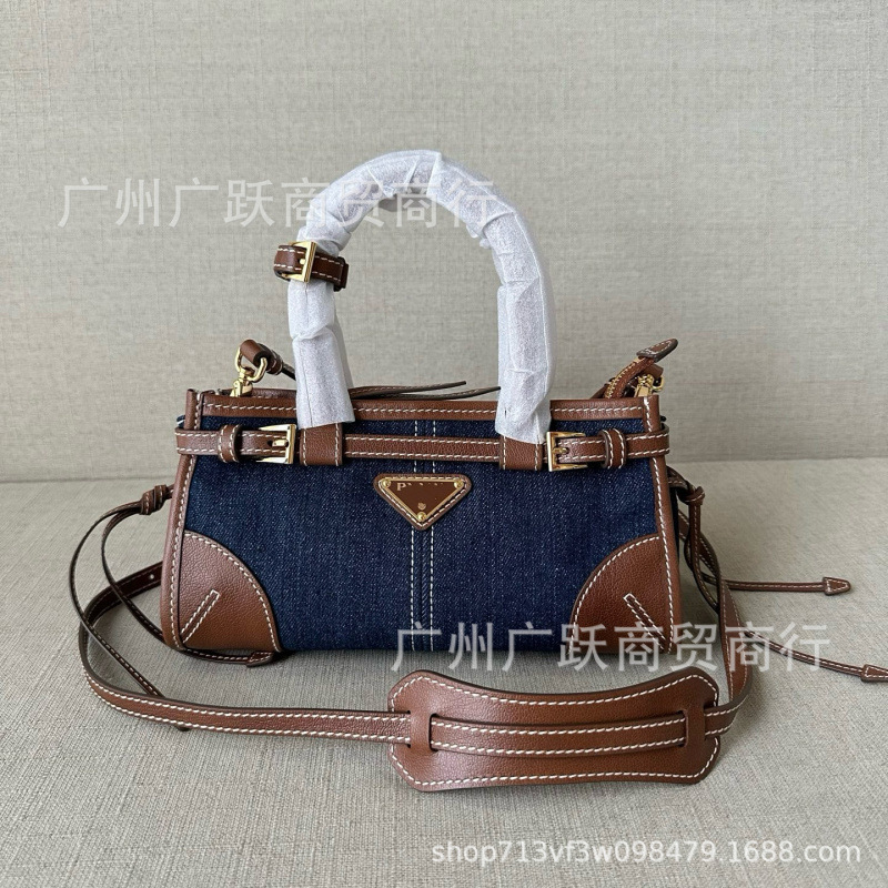 Prada Bonnie horizontal denim and leather patchwork handbag, shoulder bag, crossbody bag, underarm bag, high-quality for cross-border supply Prada Bonnie horizontal denim and leather patchwork handbag, shoulder bag, crossbody bag, underarm bag, high-quality for cross-border supply