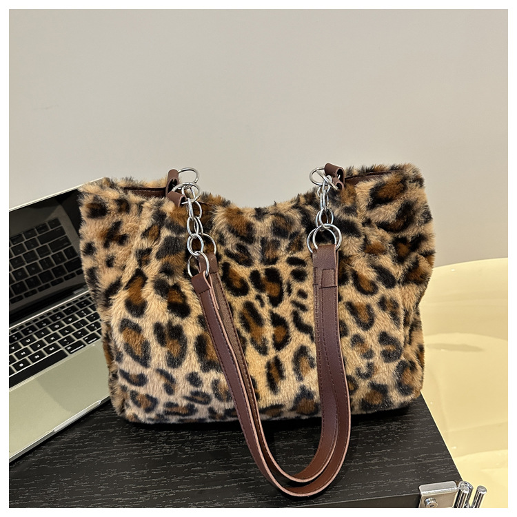 Estilo occidental estampado de leopardo de felpa cadena de moda este año personalizado todo-fósforo simple moda casual bolsa hombro bolsa de las axilas