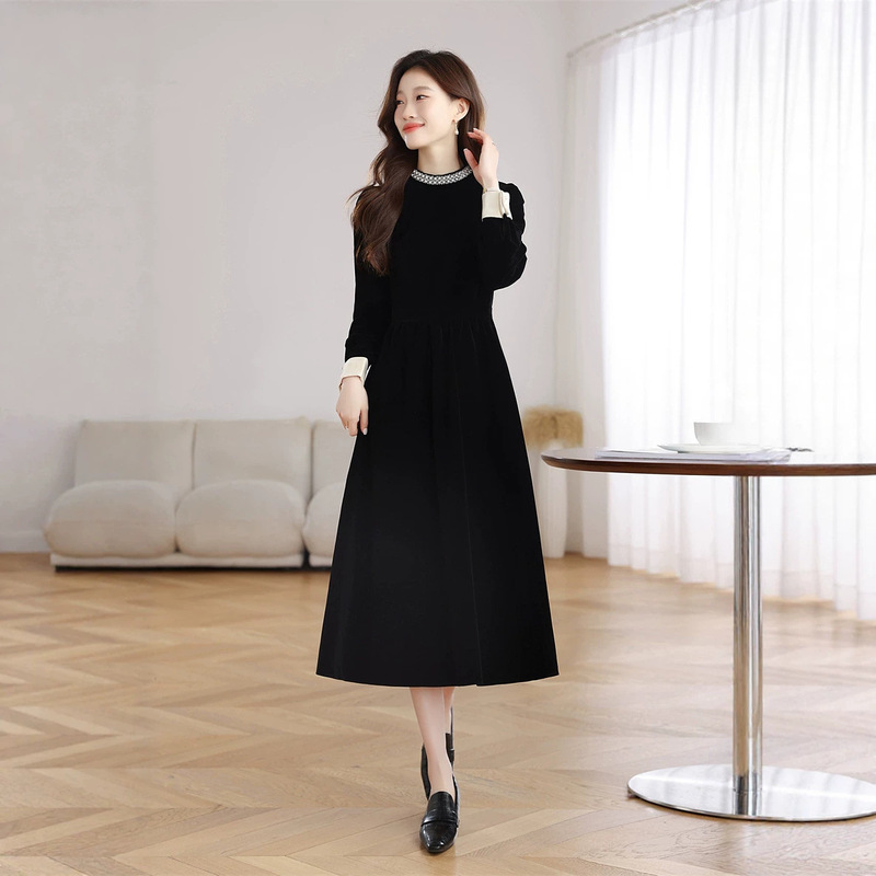 Heavy-duty velvet collar, waist-cinching, long-sleeved dress for women, 2026 autumn new style, with a strong sense of vertical drape, black style dress Heavy-duty velvet collar, waist-cinching, long-sleeved dress for women, 2026 autumn new style, with a strong sense of vertical drape, black style dress