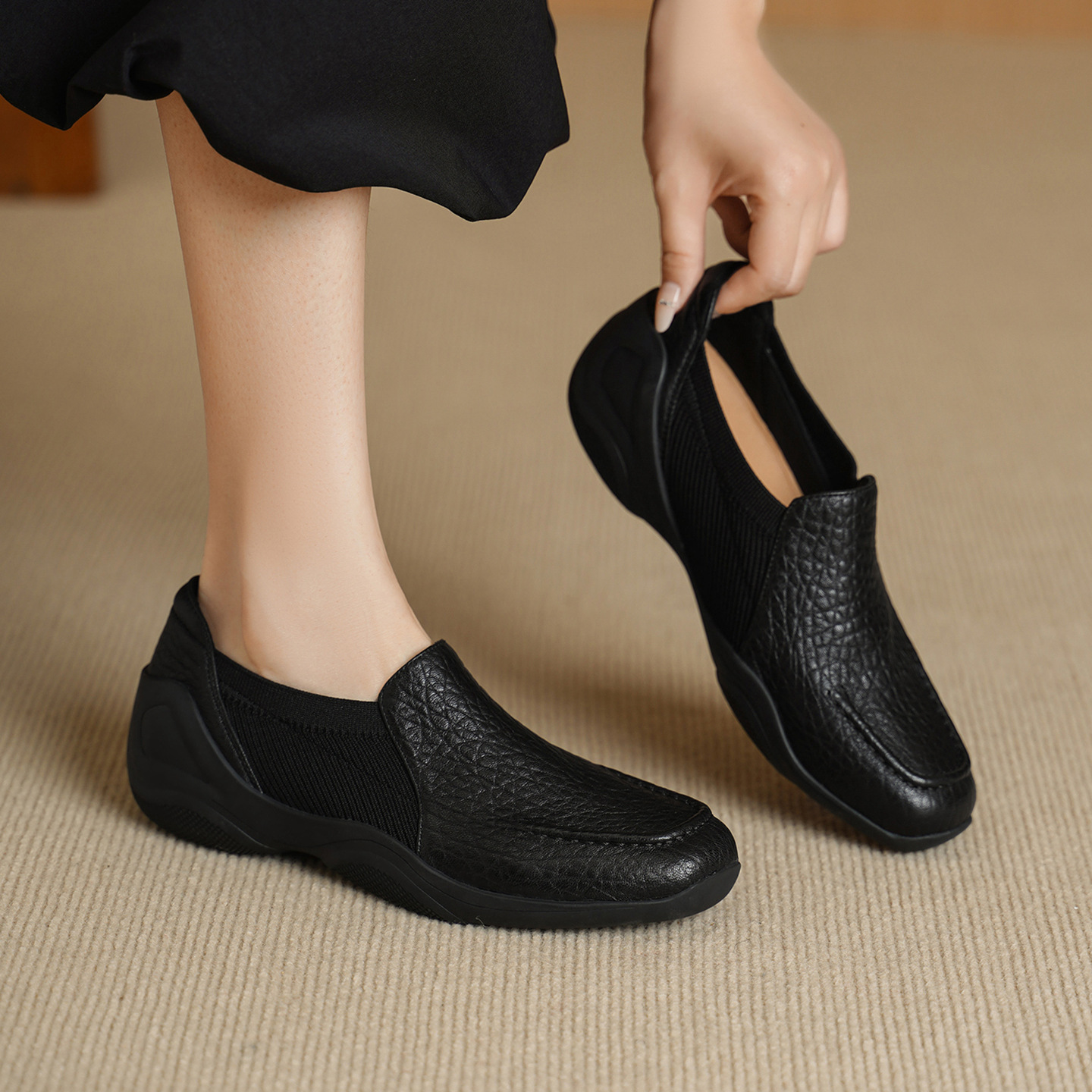 Giày loafer nữ da dê mũi sâu, gót vuông 3 cm, hoa nổi, phong cách bà nội trẻ trung — màu nâu
