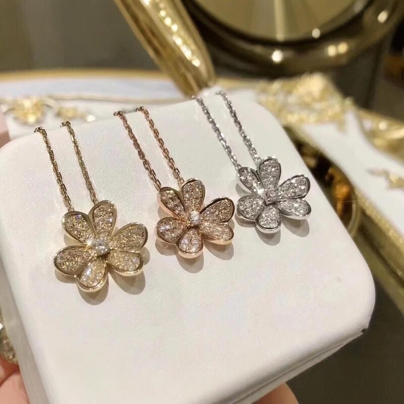 Full Diamond V-Shaped Gold Material Clover Necklace for Women, Plated with 18K Gold Rose Gold, Large Petal Pendant, 2024 New Model Chain