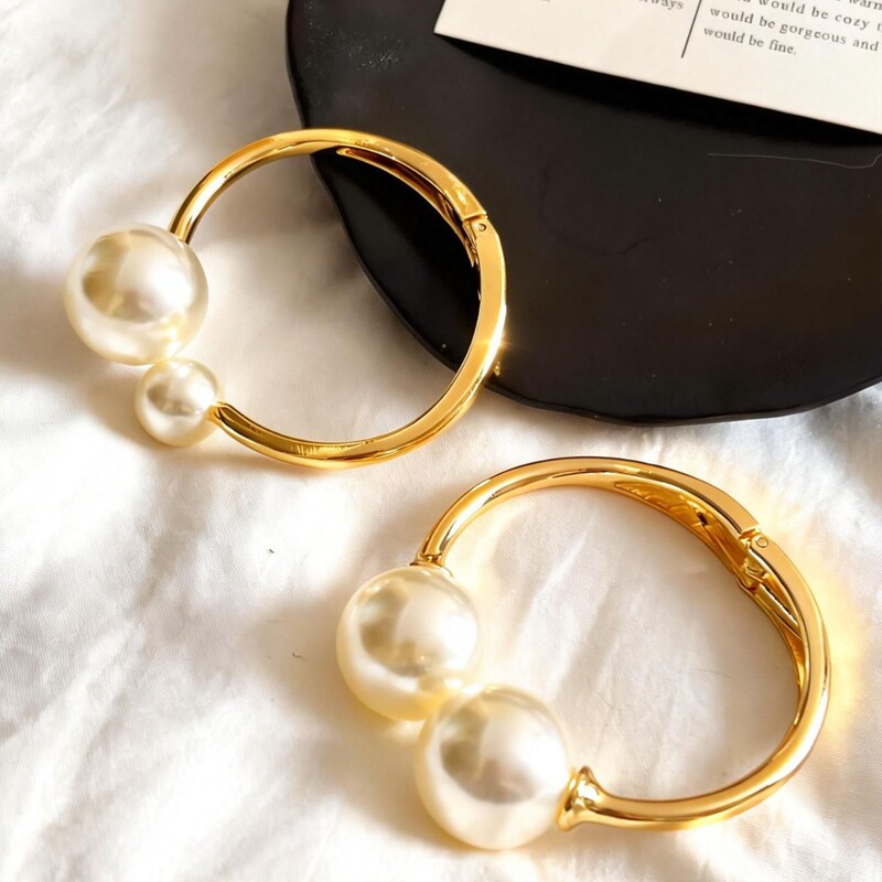 European and American Style Personalized Light Luxury Imitation Pearl Bracelet with Spring Opening, Gold Alloy Jewelry for Women, Simple and Fashionable Bracelet