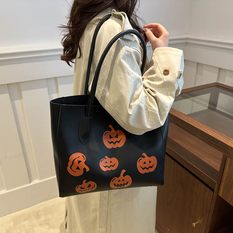 Alto sentido de la bolsa de transporte de invierno 2024 nuevo estilo versátil de gran capacidad de hombro brazo bolso especial de moda