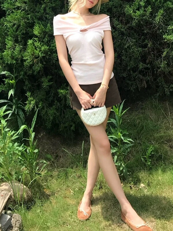 8uioio 芳心少女 露肩设计感扭结T恤女2025夏季新款短款修身上衣|undefined