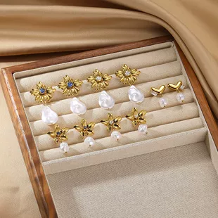 Серьги из стали с сердцем и жемчугом с цветком