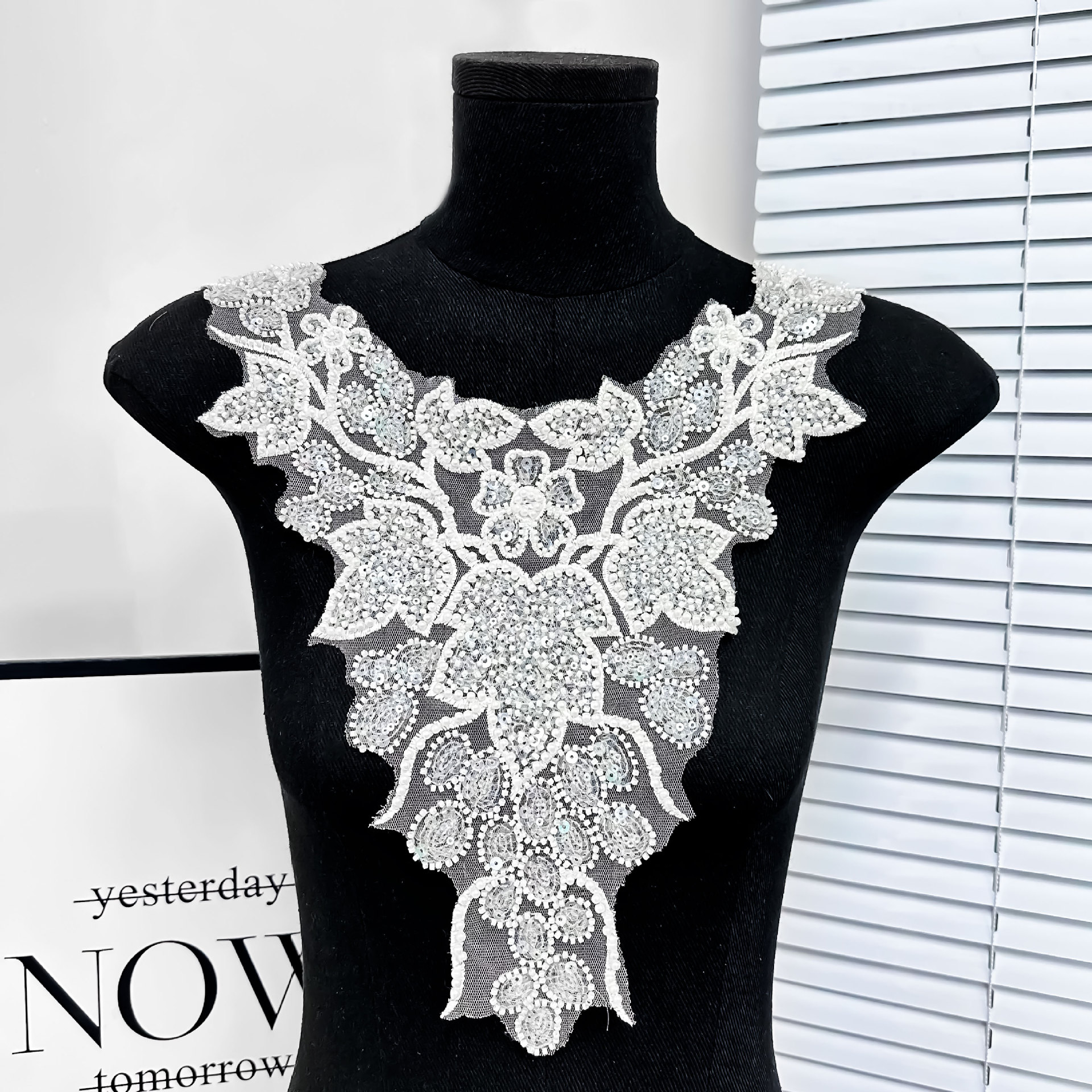 Vestido de novia de alta gama decal accesorios collar flor collar bordado de perlas bordado a mano decoración de ropa