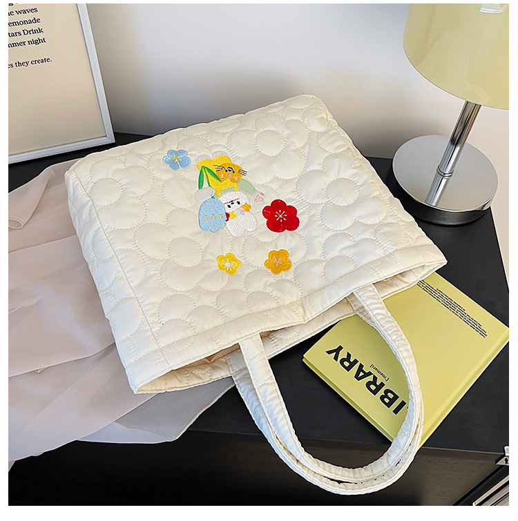 2023 Borsa da donna nuova Borsa a mano con coniglio tulipano ricamato Borsa da ascella per pendolari per ragazza carina cartone animato di grande capacità_voghion.com