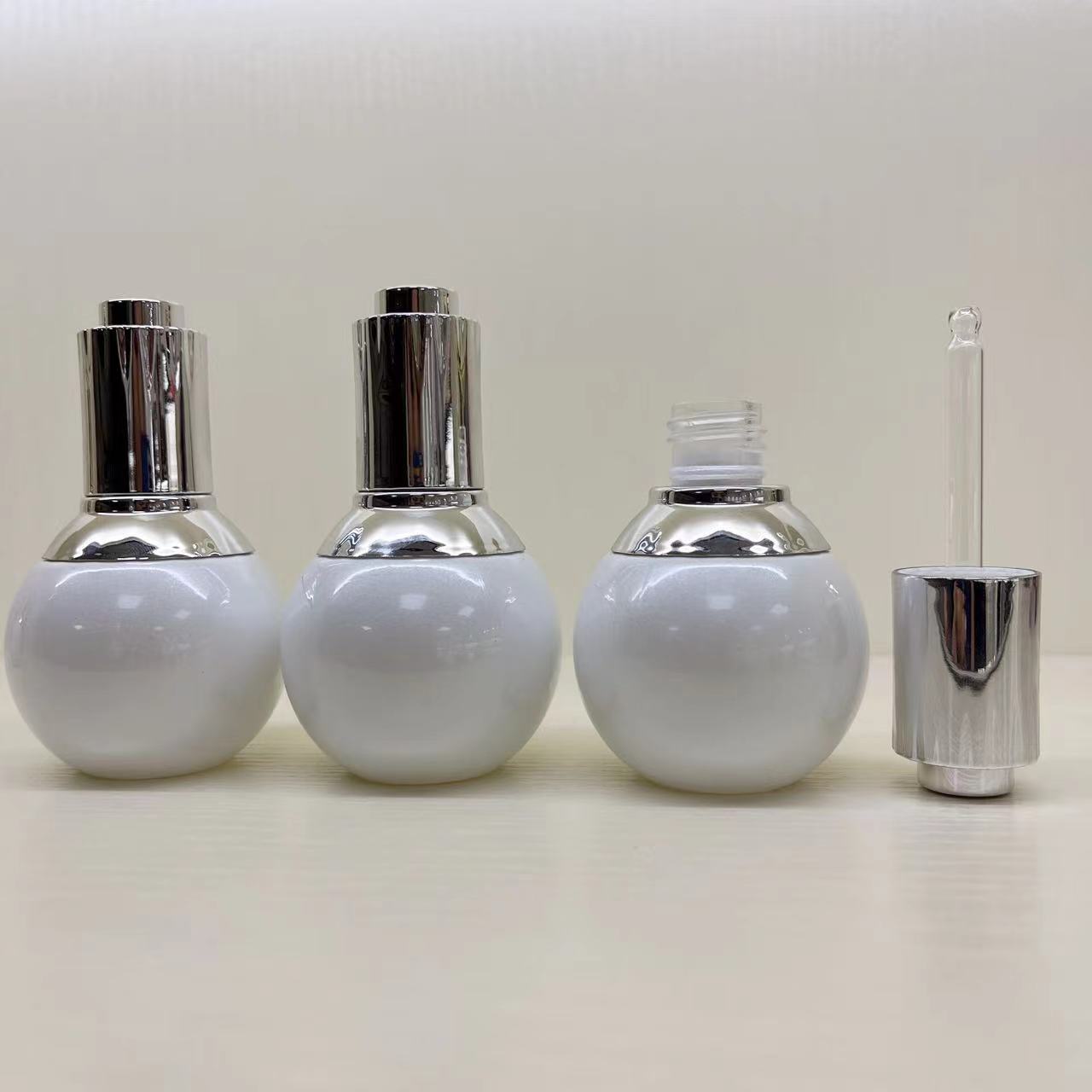 En stock ousiman 30ml pequeña botella de lámpara blanca presionando gotero botella esencia botella de líquido loción de agua sub-embalaje cuidado de la piel botella de aceite esencial