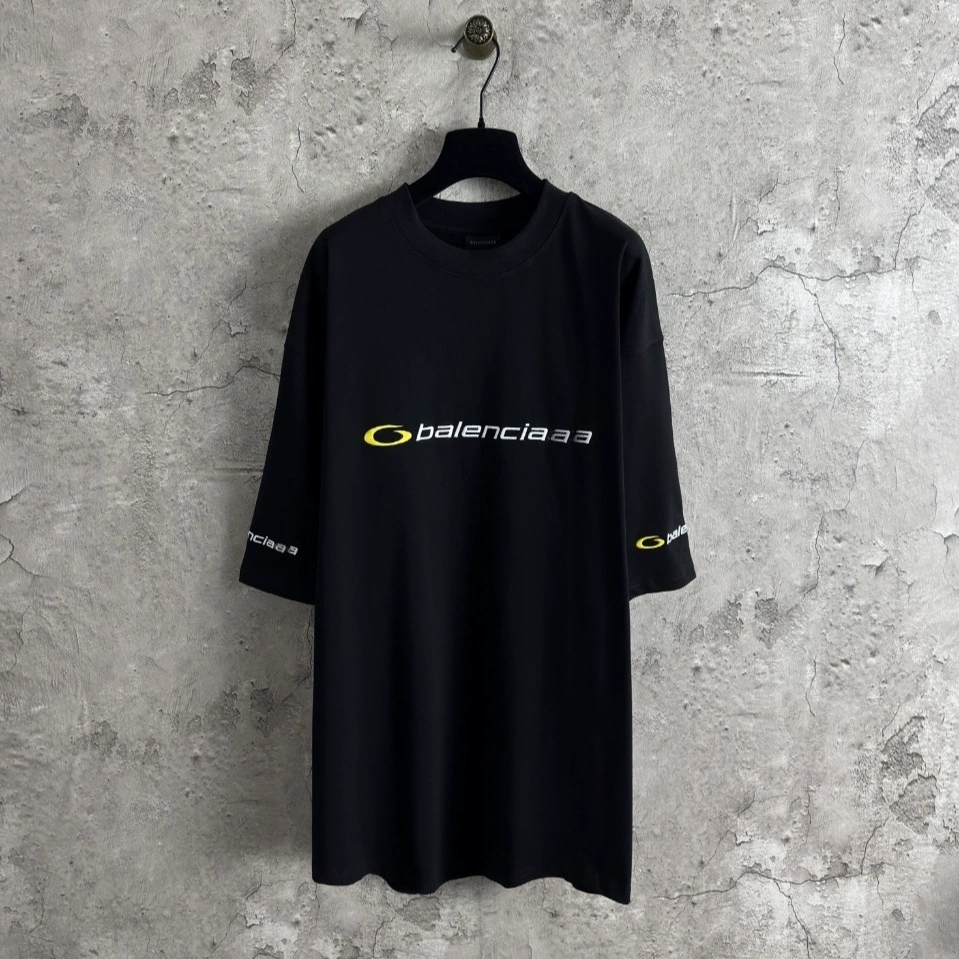 Корректная версия высококачественной футболки с коротким рукавом, бренд B, 25SS, новая, с вышитым логотипом спереди и сзади, на левой и правой манжетах.