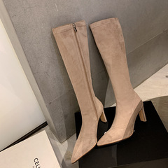 インスタは巨大で痩せています。フランスの先の細いハイヒールの高い筒のブーツは砂の皮のカーキ色の弾力性のやせている靴の女性を磨いています。