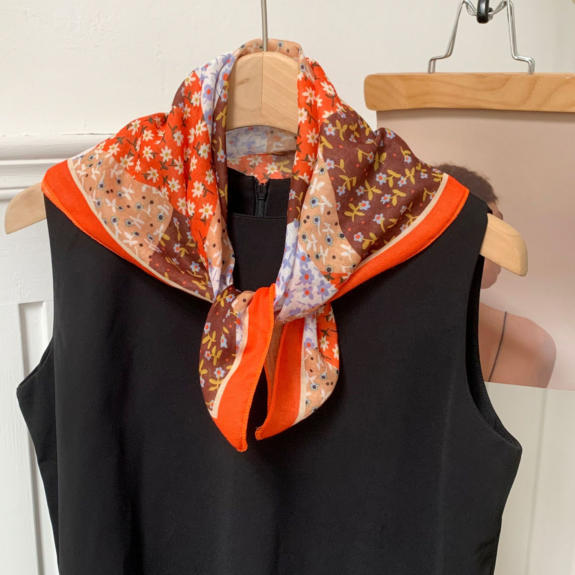 Pañuelo cuadrado floral de algodón y lino, pañuelo de seda, sensación de alta calidad, nuevo estilo de verano, bufanda de todo fósforo, chal, estilo delgado, pequeño turbante fresco, cinturón para el cabello