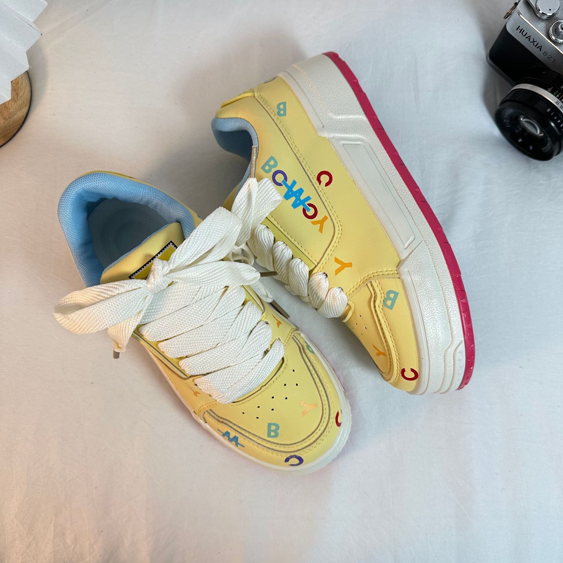Yuanbo 2025 primavera nuevos zapatos casuales bajos estudiantes de moda universal zapatos de skate coreanos lindos zapatos deportivos