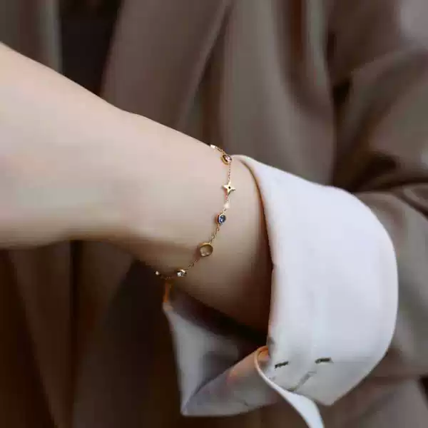 Europe and the United States cross-border wholesale colored diamond four-leaf flower bracelet women's niche design diamond light luxury 18k color retention is not allergic