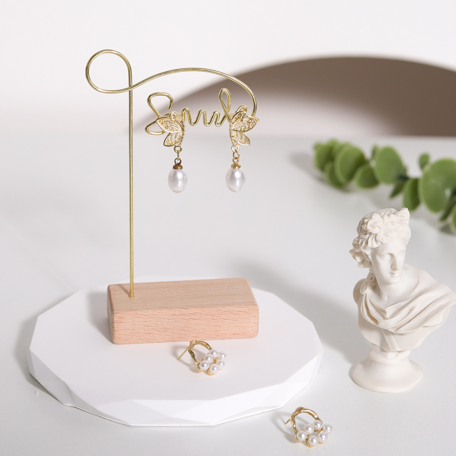 ��������չʾ�� ����ԭľ��Ʒ���ɼ� ���йҼܶ���������Ʒ�ܿ羳