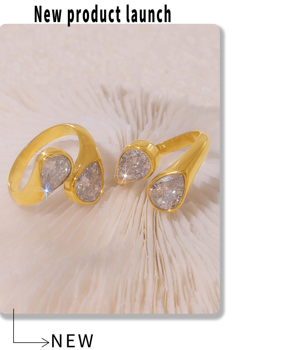 Anello aperto in acciaio al titanio con doppia goccia d'acqua e zircone quadrato 3A, colore PVD conservato, da donna_voghion.com