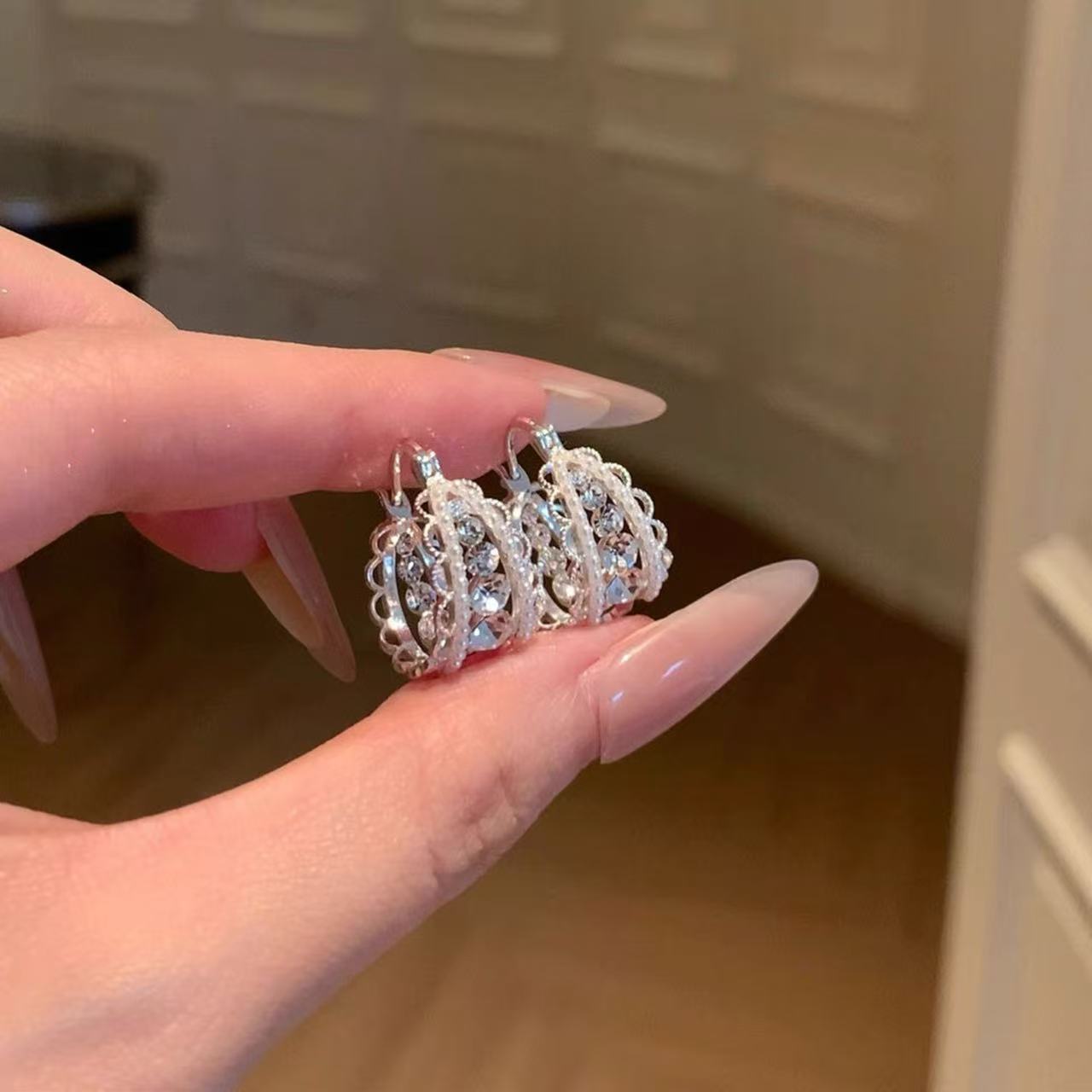 Luz de lujo de encaje hueco perla cristal perlas pendientes de nicho de diseño femenino sensación de temperamento único pendientes versátiles