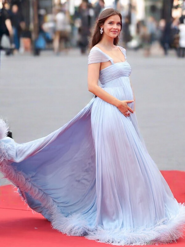 Cannes Red Carpet European and American Celebrities' Matching Light Blue Maternity Dress with Feathered High-Waist Skirt Cannes Red Carpet European and American Celebrities' Matching Light Blue Maternity Dress with Feathered High-Waist Skirt