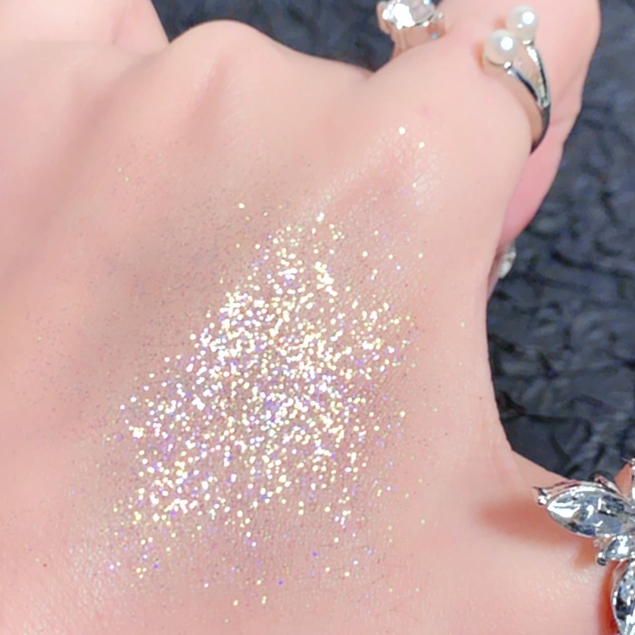 MISS LARA's new nine-color eyeshadow, featuring pearlescent sequins, glitter powder, and matte finishes, is an affordable beginner's Instagram makeup undefined