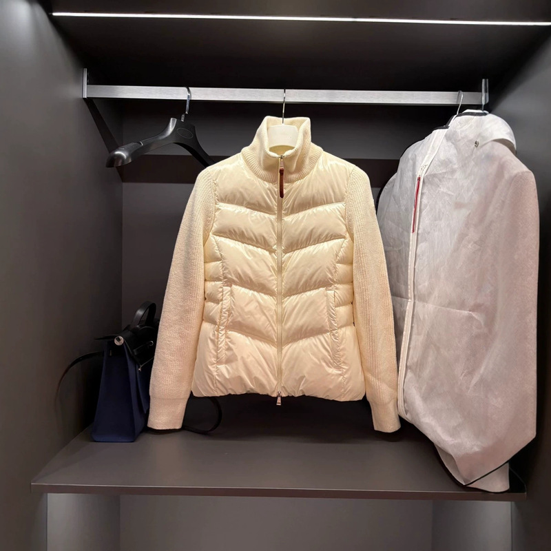 High-quality, high-end, in-stock 26ss Moncler new classic stand-up collar zippered wool knit patchwork down jacket High-quality, high-end, in-stock 26ss Moncler new classic stand-up collar zippered wool knit patchwork down jacket
