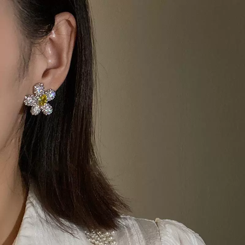 Серьги «цветок» с цирконами, серебро 925, микропаве, жёлтая серединка — модные
