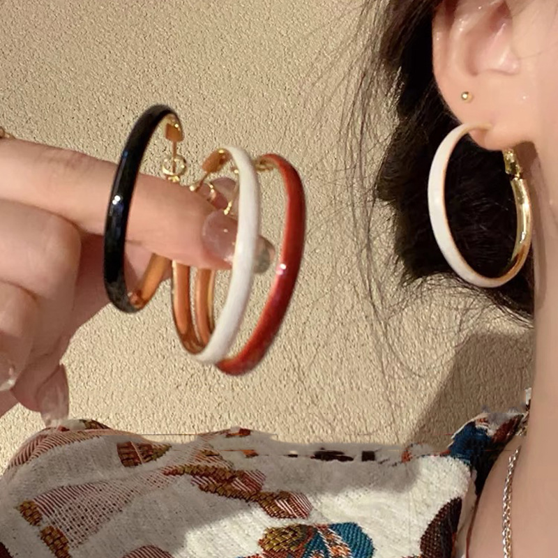 Pendientes redondos con aguja de plata retro estilo de Hong Kong goteo de aceite Pendientes de temperamento de nicho Pendientes de sentido avanzado femenino de verano ligero de moda