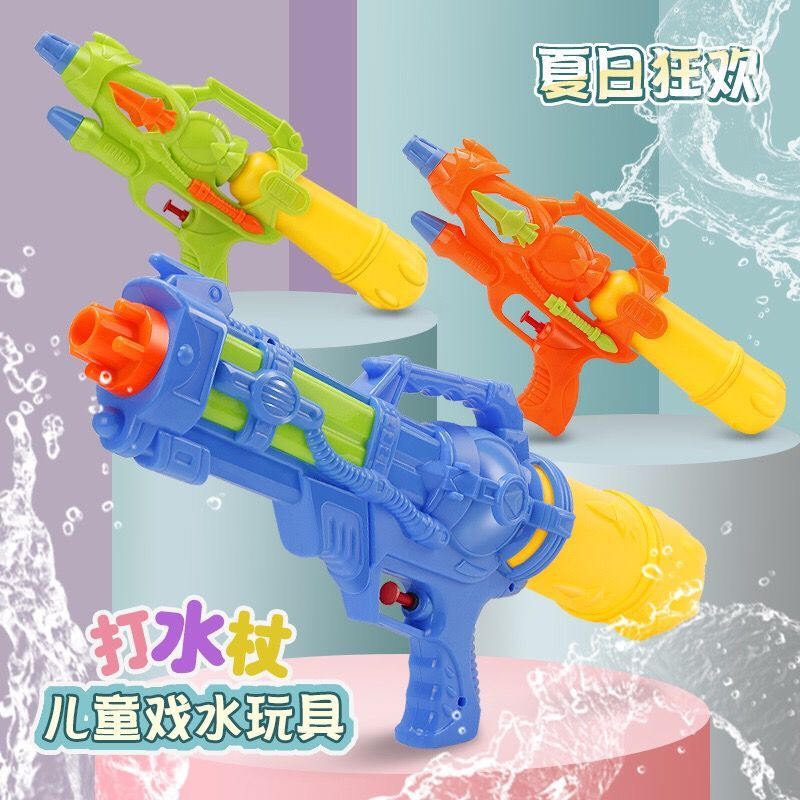 子供の屋外で水を打つのは神器の小さい水鉄砲の子供のおもちゃです。|undefined