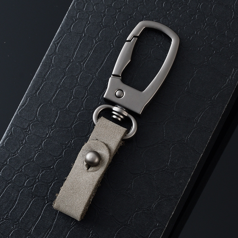 軽くて豪華な本革の自動車のキーホルダーの頭の層のつや消しの牛革の車のキーチェーンの個性のカップルの腰は掛けてペンダントをなくします。