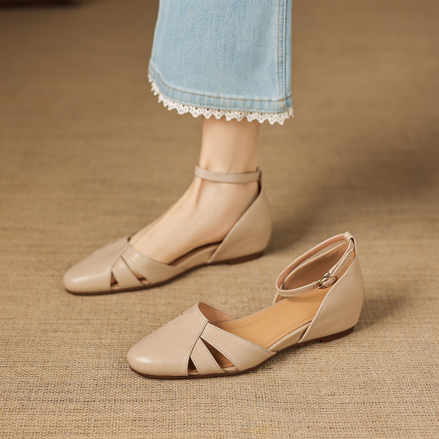 Sandal nữ quai chữ V đế xuồng da dê lỗ rỗng, gót 5 cm, size 34–42 — màu be