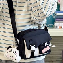 �¿���������ˮ�μ����ϵ�����W��б���ŮI�ǹ�ɫ�֙CС����