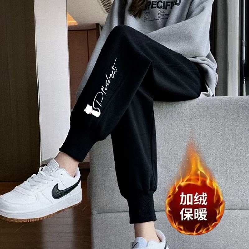 작은 흰색 고양이 나사식 블랙 팬츠와 벨벳