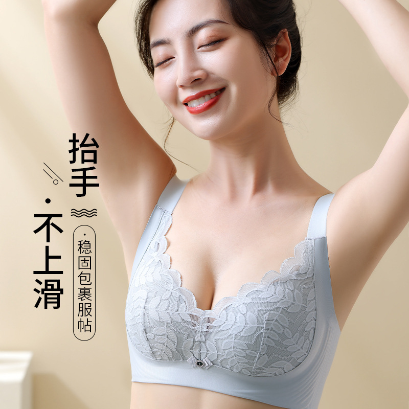 大きいサイズの下着の女性の大きい胸は小さくて、超薄い金を現します。|undefined