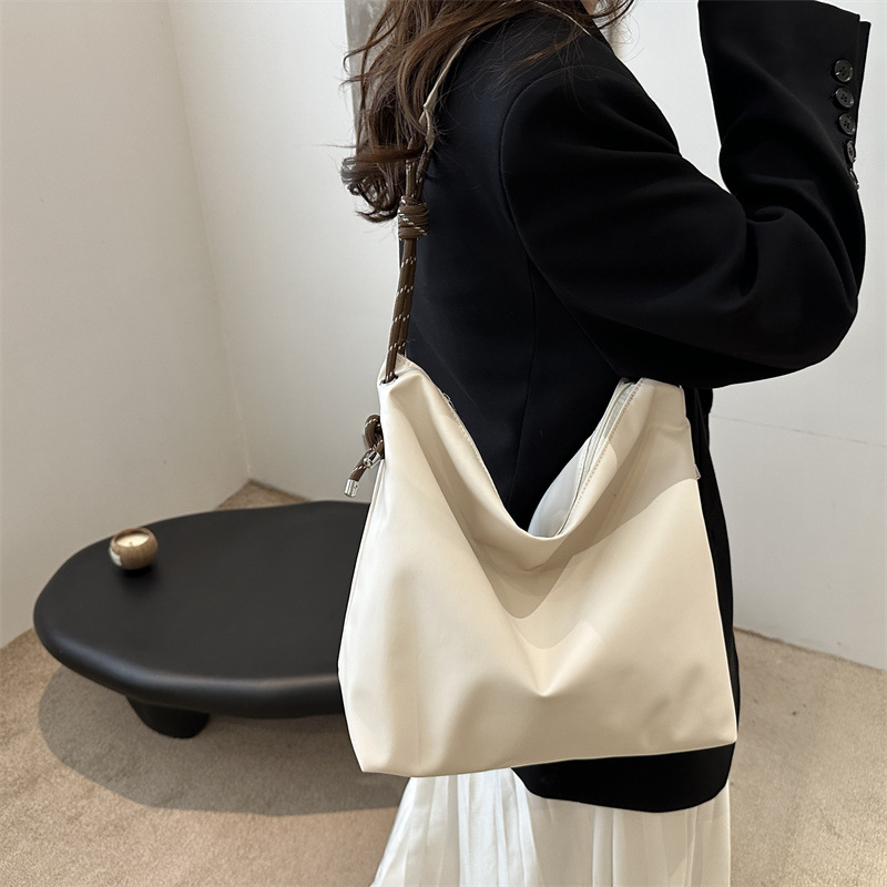 Bolso de mujer 2024 invierno nuevo bolso de alta calidad de gran capacidad bolso de hombro de moda este año popular bolso casual universal