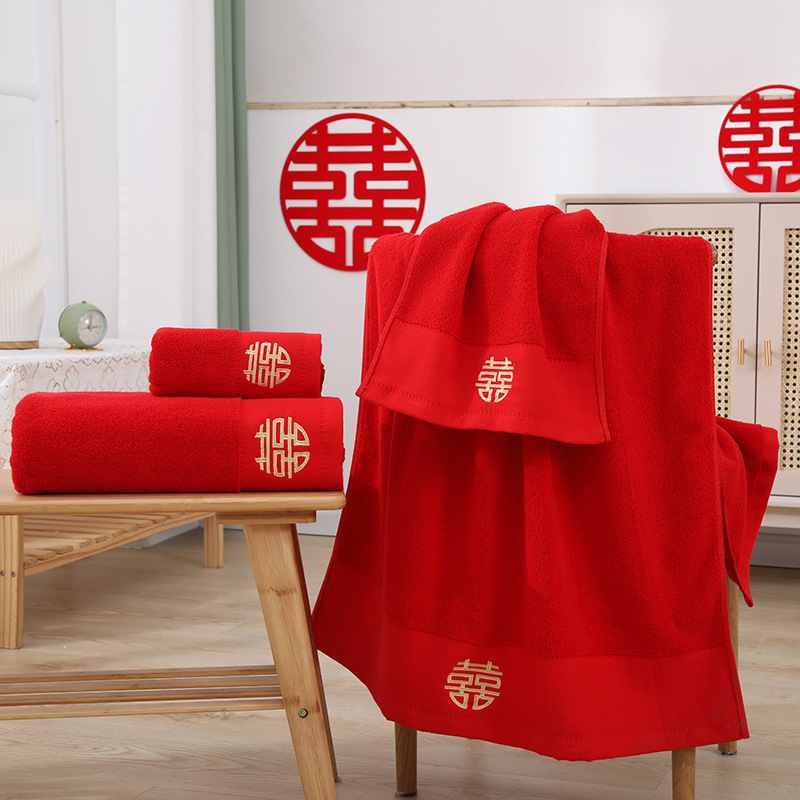 Большое красное круглое полотенце с широким вышивкой и надписью «счастливый»