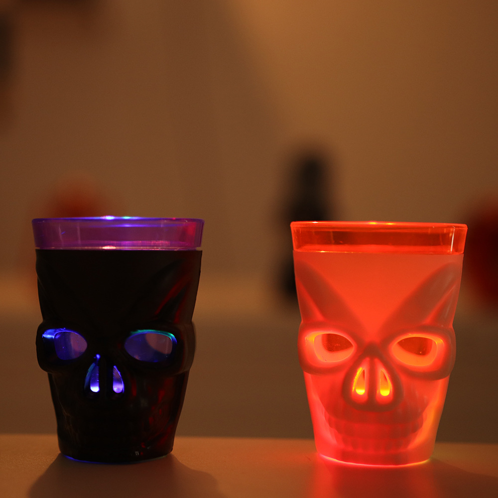 Nuevo Halloween luminoso copa de vino atmósfera diseño accesorios horror cráneo vino vidrio LED adornos de luz electrónica al por mayor