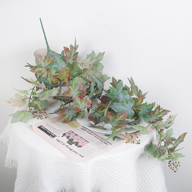 Simulación transfronteriza bayas hojas de arce colgadas en la pared amor puerto otoño Día de Acción de Gracias vid decoración ventana colgando atmósfera de vacaciones