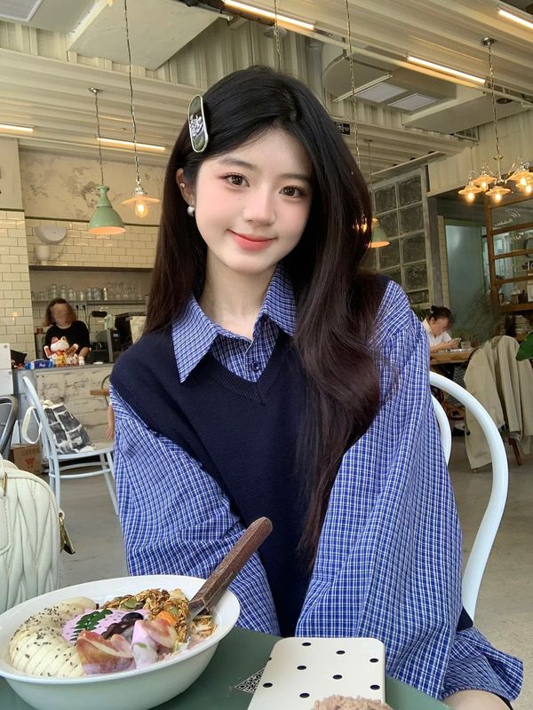 慵懒藏青色V领针织马甲背心女装早秋气质韩系叠穿格子衬衫两件套|undefined