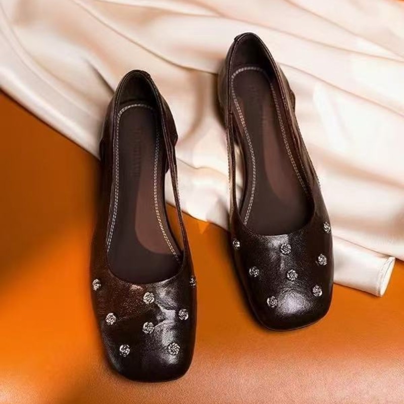 2026 nuevo verano remache flor delgada de altura interior aumentó suela suave ligera y resistente al desgaste zapatos de moda