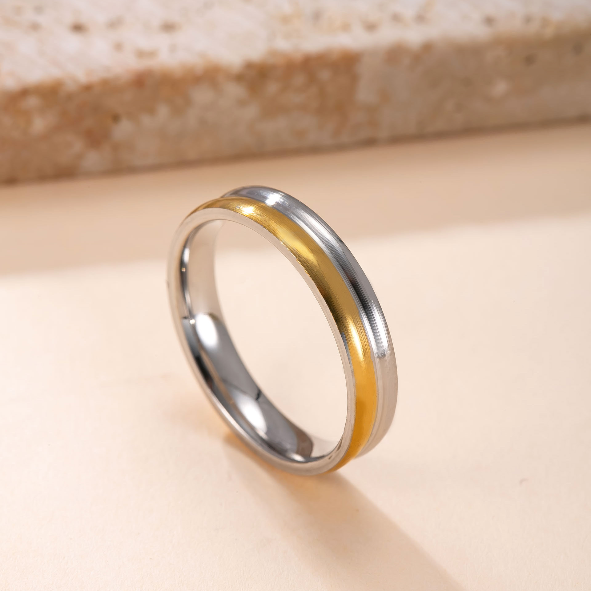 Venta caliente transfronteriza anillo de acero inoxidable diseño de nicho femenino anillo abierto a juego de colores aceite hueco amor fábrica de anillos de acero de titanio